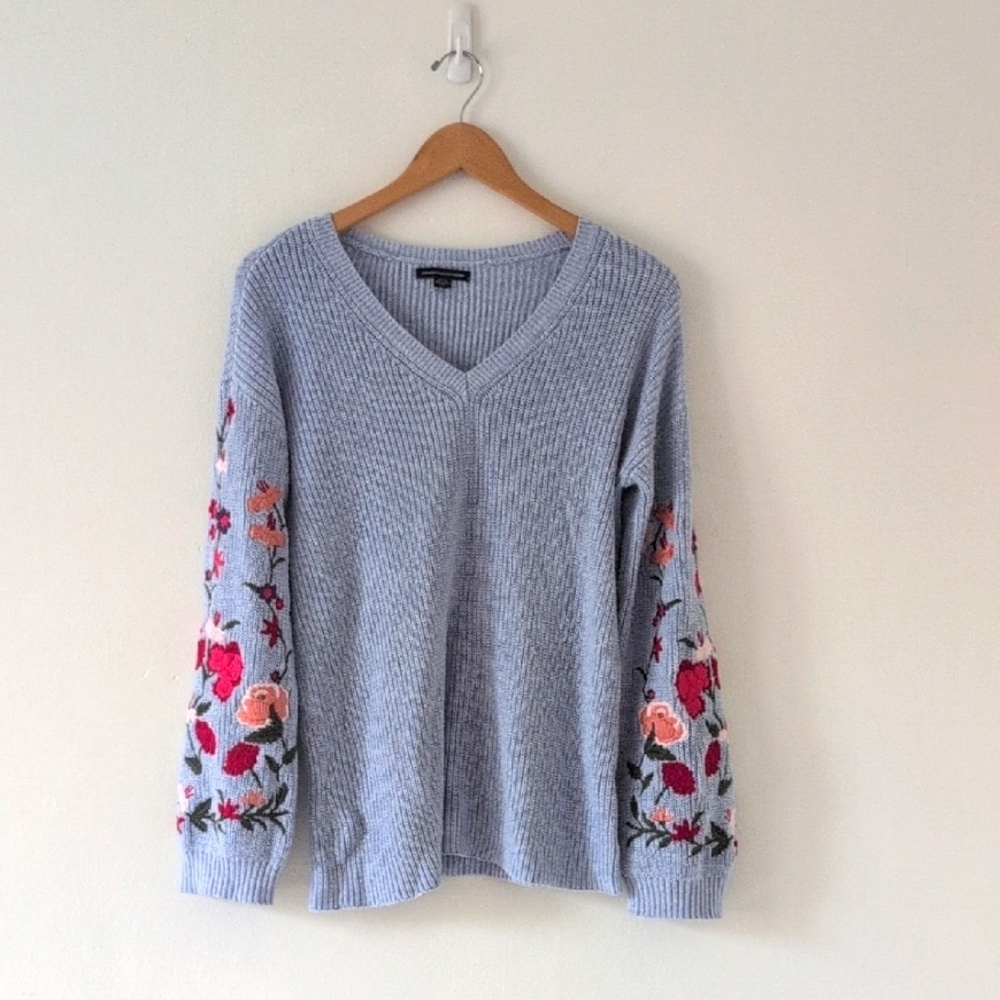American Eagle Boho Baggy Floral Embroidered Light Blue V-Neck Sweater Small
